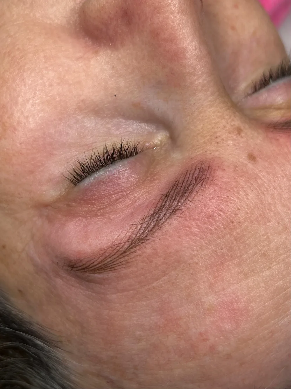 Cejas pelo a pelo en piel con pecas · micropigmentación en Alcalá de Henares