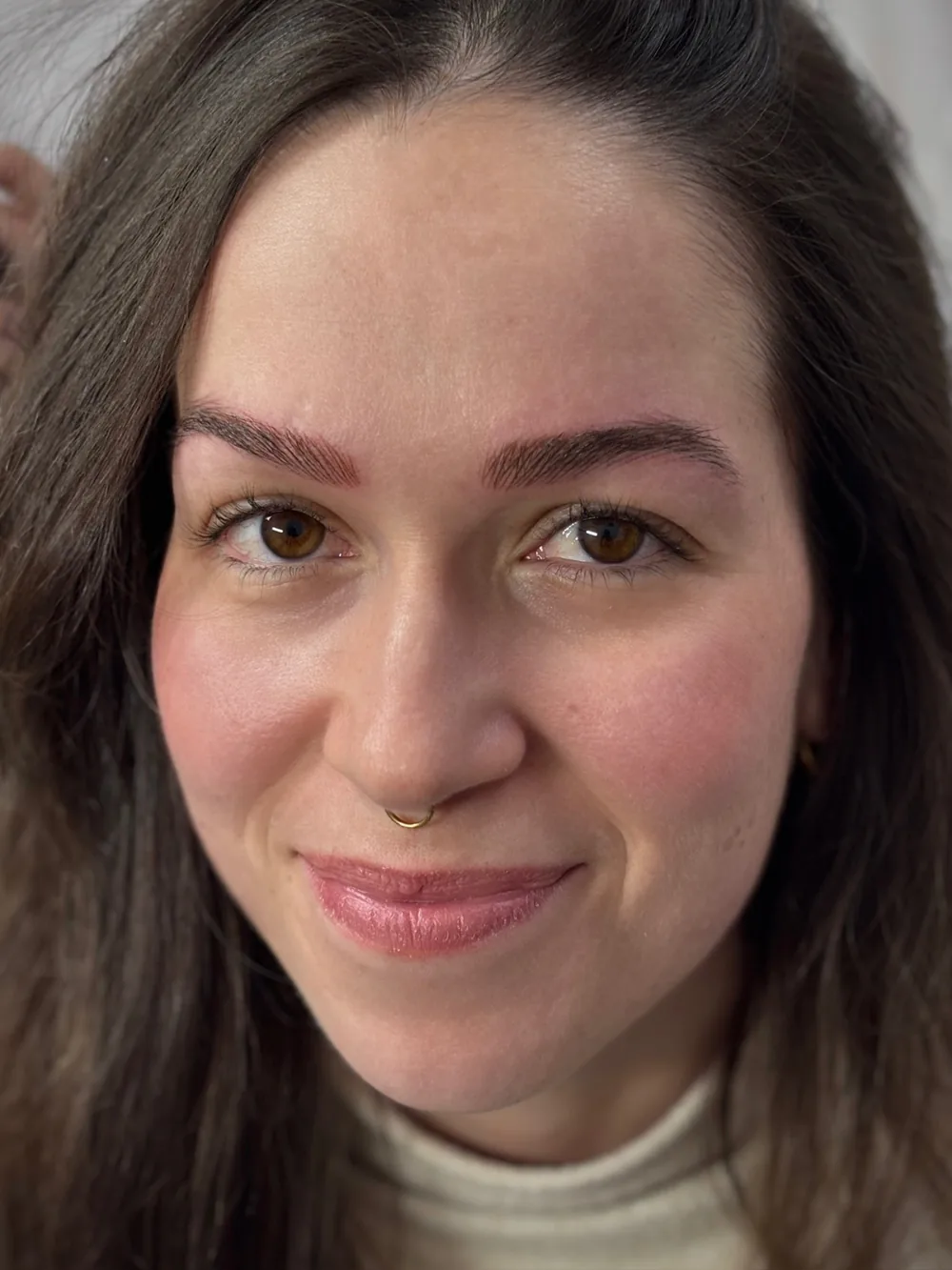 Resultado natural de micropigmentación de cejas · Irene Romero