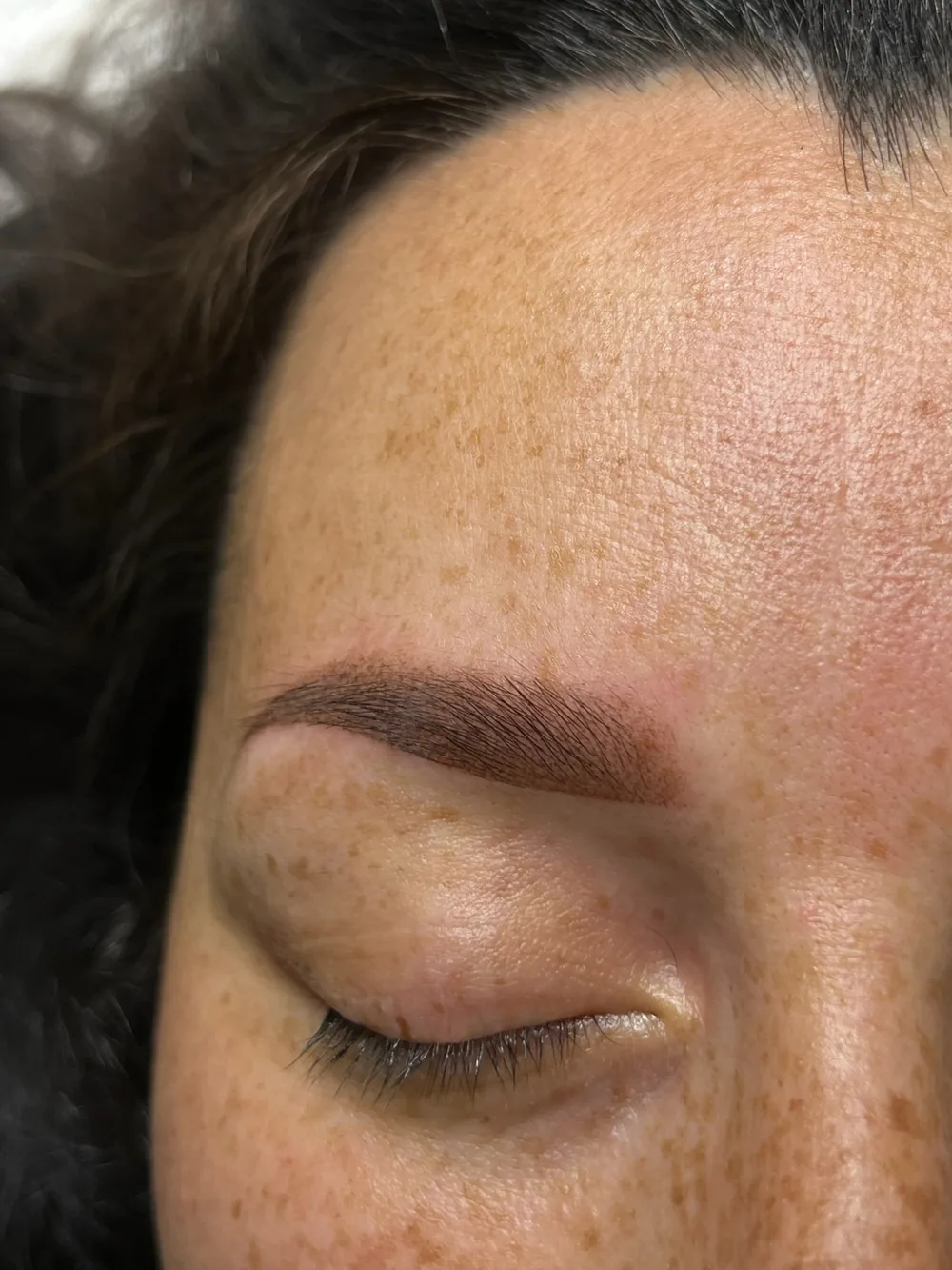 Diseño de cejas simétricas · micropigmentación en Alcalá de Henares
